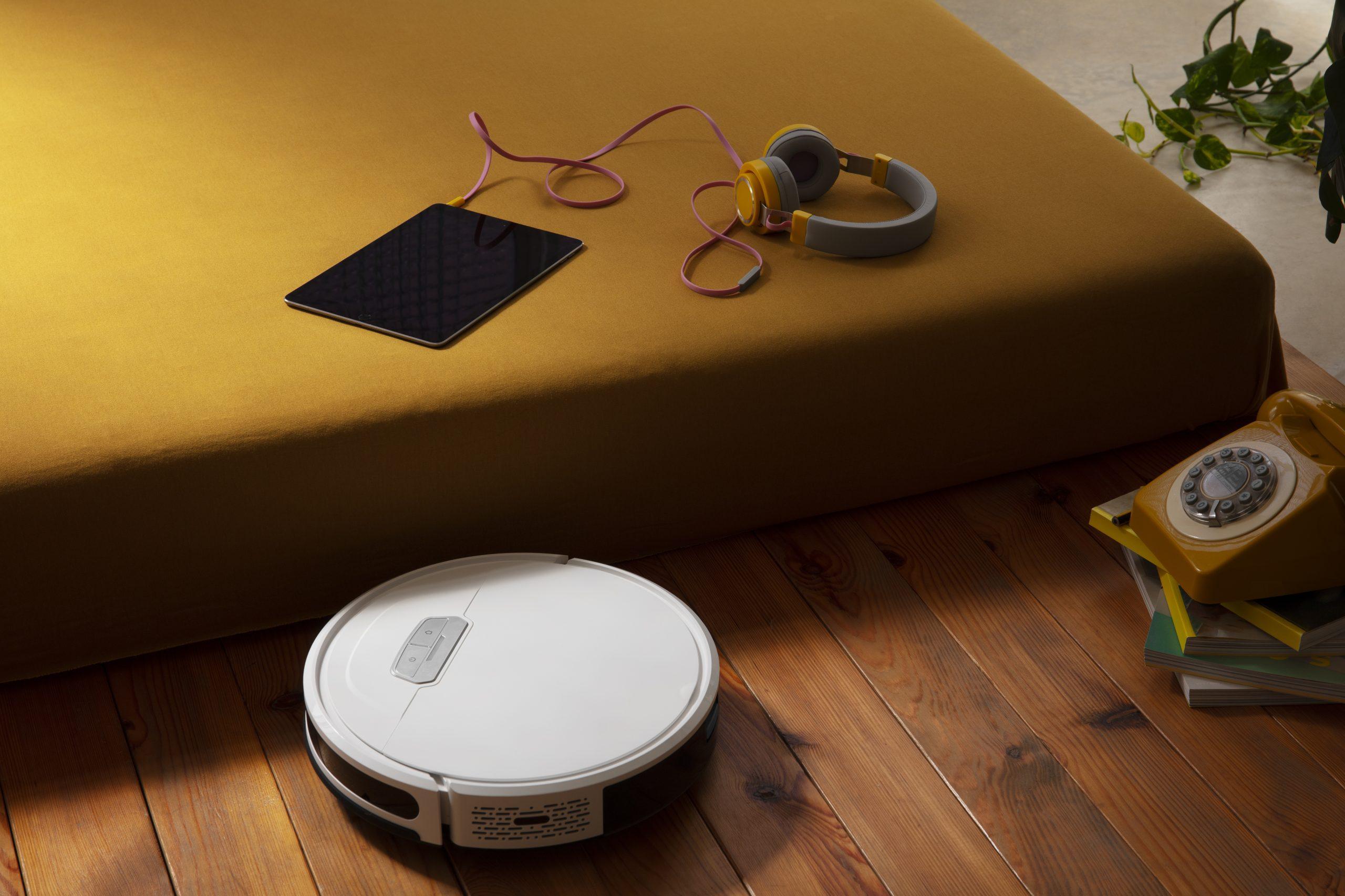 TP-Link smart plug controlling lamp via voice command